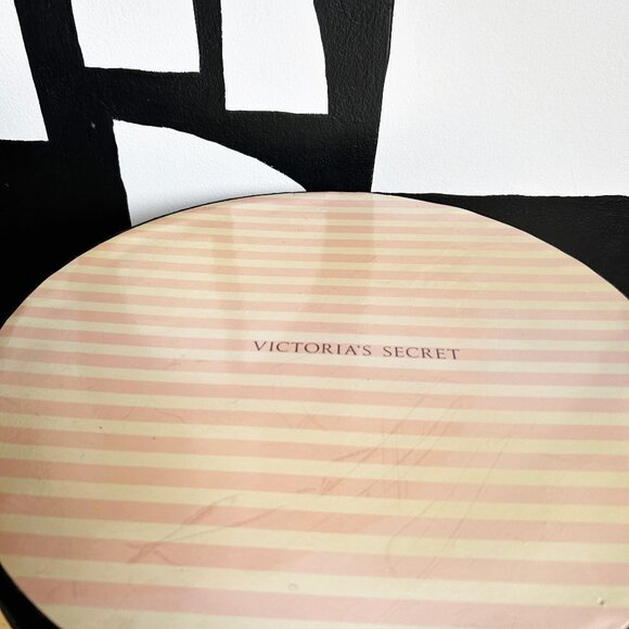 Victoria's Secret Vintage Nesting Hat Boxes (set of 3) - Picture 10 of 10